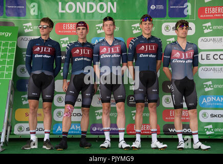 Londres, Royaume-Uni. 9 Septembre, 2018. L'OVO Energy Tour of Britain Londres Stade 8 se termine par un 14 tours de circuit dans le centre de Londres sur routes fermées en face de grandes foules et couvrant 77km à une vitesse de 80km/h, départ et arrivée sur la rue Regent St James's près de Piccadilly Circus. Jlt équipe Condor sont introduits à la foule avant de commencer la course. Credit : Malcolm Park/Alamy Live News. Banque D'Images