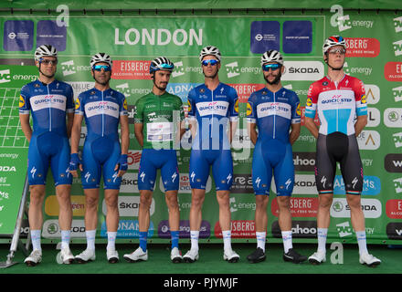 Londres, Royaume-Uni. 9 Septembre, 2018. L'OVO Energy Tour of Britain Londres Stade 8 se termine par un 14 tours de circuit dans le centre de Londres sur routes fermées en face de grandes foules et couvrant 77km à une vitesse de 80km/h, départ et arrivée sur la rue Regent St James's près de Piccadilly Circus. Team Quick Step Parquet sont introduits à la foule avant le début de la course. Credit : Malcolm Park/Alamy Live News. Banque D'Images