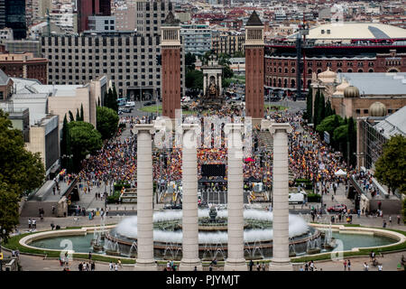 Barcelone, Barcelone, Espagne. Sep 9, 2018. Une vue sur l'Avenue Maria Cristina à Barcelone où la protestation en faveur de l'unité de l'Espagne s'est terminée.Quelque 2 000 personnes, selon la police locale a démontré à Barcelone en faveur de l'unité de l'Espagne et contre l'indépendance de la Catalogne sous le slogan ; récupérer la dignité. Une contre-manifestation d'une centaine de personnes, convoquées par les anti-fascistes et les mouvements d'indépendance ont également eu lieu autour de la place d'Espagne et dans le cadre d'un dispositif solide qu'ils ont été empêchés de s'affronter mais les insultes est devenue plus grande. (Crédit Image : © Antoni Banque D'Images