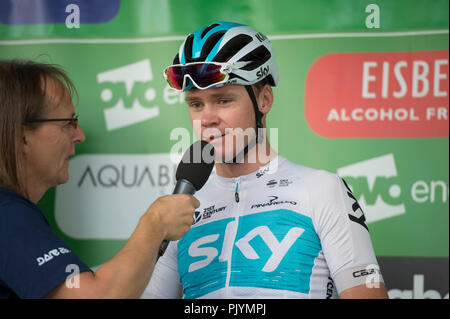 Londres, Royaume-Uni. 9 Septembre, 2018. L'OVO Energy Tour of Britain Londres Stade 8 se termine par un 14 tours de circuit dans le centre de Londres sur routes fermées en face de grandes foules et couvrant 77km à une vitesse de 80km/h, départ et arrivée sur la rue Regent St James's près de Piccadilly Circus. Les équipes sont introduits à la foule avant de commencer la course, Chris Froome de l'équipe Sky interviewés. Credit : Malcolm Park/Alamy Live News. Banque D'Images