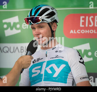 Londres, Royaume-Uni. 9 Septembre, 2018. L'OVO Energy Tour of Britain Londres Stade 8 se termine par un 14 tours de circuit dans le centre de Londres sur routes fermées en face de grandes foules et couvrant 77km à une vitesse de 80km/h, départ et arrivée sur la rue Regent St James's près de Piccadilly Circus. Les équipes sont introduits à la foule avant de commencer la course, Chris Froome de l'équipe Sky interviewés. Credit : Malcolm Park/Alamy Live News. Banque D'Images