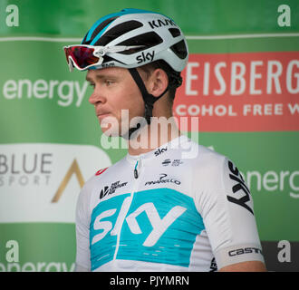 Londres, Royaume-Uni. 9 Septembre, 2018. L'OVO Energy Tour of Britain Londres Stade 8 se termine par un 14 tours de circuit dans le centre de Londres sur routes fermées en face de grandes foules et couvrant 77km à une vitesse de 80km/h, départ et arrivée sur la rue Regent St James's près de Piccadilly Circus. Les équipes sont introduits à la foule avant de commencer la course, Chris Froome de l'équipe Sky interviewés. Credit : Malcolm Park/Alamy Live News. Banque D'Images