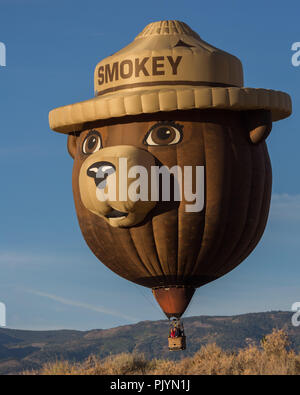 Reno, Nevada, USA. Sep 9, 2018. Smokey Bear ballon à air chaud, piloté par Brad Rice de Rio Rancho, Nouveau Mexique, s'élève de derrière une colline dans la région de Rancho San Rafael Regional Park, le dernier matin de la 37e Grande Reno Ballon Race. Le plus grand événement de ballons à air chaud dans le monde a augmenté de plus de 100 ballons de couleur pour le ciel, et une moyenne de 125 000 personnes assistent à l'événement chaque année. Credit : Tracy Barbutes/ZUMA/Alamy Fil Live News Banque D'Images