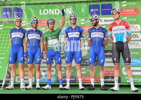 Londres, Royaume-Uni. 9 septembre 2018. Team Quick Step - Fernando Gaviria, Julian Alaphilippe, Bob Jungels, Iljo Keisse, Maximiliano et Maximilian Schachmann lors de la présentation de l'équipe au cours de 2018 l'énergie OVO Tour of Britain - Étape 8 : la scène londonienne le Dimanche, Septembre 09, 2018, London England : Crédit : Taka Wu/Alamy Live News Banque D'Images