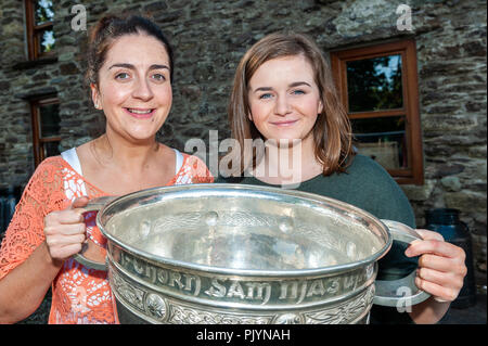 03320 West Cork, Irlande. 9 Septembre, 2018. Dans le cadre de la Sam Maguire week-end, un événement a eu lieu à battage, le Malabracka Sam Maguire Homestead. La Coupe Sam Maguire était présent et beaucoup de gens ont eu l'occasion de se faire prendre en photo avec la pièce d'argenterie. En photo avec la coupe sont Elaine Spillane et Rachel McCarthy de Enniskeane. Credit : Andy Gibson/Alamy Live News. Banque D'Images