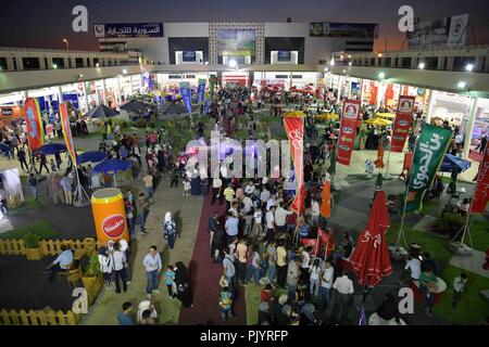 Damas, Syrie. Sep 9, 2018. Syriens visiter la Foire Internationale de Damas en dehors de Damas, en Syrie, le 9 septembre 2018. La 60e Foire Internationale de Damas ont démarré le 6 septembre, que le gouvernement fait la promotion de possibilités d'investissement en Syrie au milieu d'amélioration de la situation de la sécurité. Credit : Ammar Safarjalani/Xinhua/Alamy Live News Banque D'Images