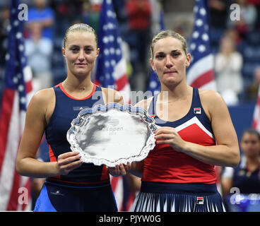 New York, USA. Sep 9, 2018. Kristina Mladenovic (L) de la France et de Timea Babos de Hongrie posent avec le trophée décerné au cours de cérémonie après le double féminin match final contre l'Ashleigh Barty de l'Australie et CoCo Vandeweghe d'entre nous à l'US Open 2018 Tournoi de tennis à New York, États-Unis, 9 septembre 2018. Barty et Vandeweghe a gagné 2-1. Credit : Liu Jie/Xinhua/Alamy Live News Banque D'Images