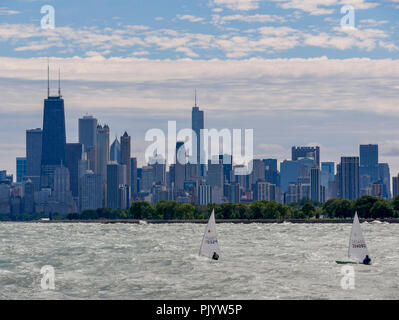 Chicago, Illinois, USA. Le 9 septembre 2018. Deux marins intrépides piloting Classe de laser dériveurs brave rough le lac Michigan. Des vents forts soufflant le long de la pleine fetch du 300 km/480 km de long lake a soulevé des vagues aussi haut que 10 pieds/3 mètres. Credit : Todd Bannor/Alamy Live News Banque D'Images