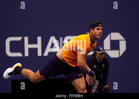 Flushing Meadows, New York, USA. 9 septembre 2018 : US Open de Tennis : Juan Martin del Potro d'Argentine servant à Novak Djokovic de Serbie dans l'US Open finale chez les hommes. Djokovic a remporté le match en 5 sets pour réclamer son troisième US Open et 14e titre du Grand Chelem dans l'ensemble. Crédit : Adam Stoltman/Alamy Live News Banque D'Images
