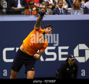Flushing Meadows, New York, USA. 9 septembre 2018 : US Open de Tennis : Juan Martin del Potro d'Argentine servant à Novak Djokovic de Serbie dans l'US Open finale chez les hommes. Djokovic a remporté le match en 5 sets pour réclamer son troisième US Open et 14e titre du Grand Chelem dans l'ensemble. Crédit : Adam Stoltman/Alamy Live News Banque D'Images