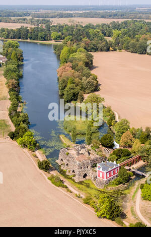 29 août 2018, l'Allemagne, l'Woerlitz : La Villa Hamilton et l'île Stein se tenir au milieu d'un paysage sec dans l'UNESCO World Heritage Garden Kingdom Dessau-Woerlitz, pris avec un drone. En dépit de son emplacement près de l'Elbe, le royaume souffre également de la longue sécheresse. Non seulement les pelouses sont à sec, mais aussi les premiers arbres sont endommagés. Déjà en juillet, les promenades en gondole sur les canaux a dû être arrêté en raison du faible niveau d'eau. Voyages sont uniquement possible sur le lac. Dans les 142 km2 le royaume il y a des châteaux de différents parcs, l'architecture avec des tr Banque D'Images