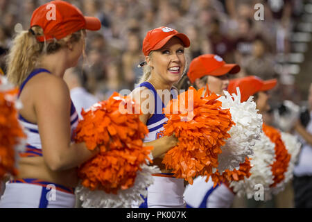 College Station, Texas, USA. Sep 8, 2018. Clemson Tigers cheerleaders vibrer les fans lors de la NCAA football match entre le Clemson Tigers et la Texas A&M Aggies à Kyle Field in College Station, Texas. Clemson a défait l'Université Texas A&M 28-26. Prentice C. James/CSM/Alamy Live News Banque D'Images