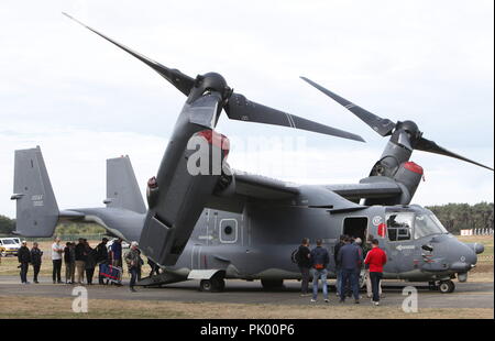 Kleine Brogel. 10 Sep, 2018. Les gens visitent un 'Osprey' pendant la journée de la Force Aérienne belge à la base aérienne de Kleine Brogel en Belgique, le 9 septembre 2018. Credit : Wang XiaoJun) (dtf/Xinhua/Alamy Live News Banque D'Images