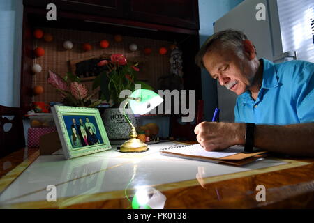 Xiamen, Chine, province du Fujian. 13 Juin, 2018. William Brown écrit une lettre à sa famille aux États-Unis à l'Université Xiamen à Xiamen, dans le sud-est de la province de Fujian en Chine, le 13 juin 2018. Credit : Zhang Guojun/Xinhua/Alamy Live News Banque D'Images