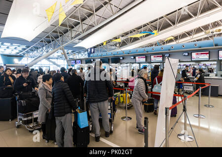 Japon, Osaka. L'Aéroport International de Kansai. KIX, terminal 1, 4ème étage des départs internationaux. Personnes en attente à l'arrivée d'un bureau. Banque D'Images