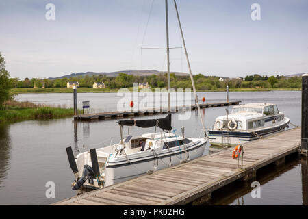 L'Irlande, Co Leitrim, Drumshanbo, bateaux amarrés sur le ponton Lough Allen à Shannon les écluses du canal de Blueway Banque D'Images