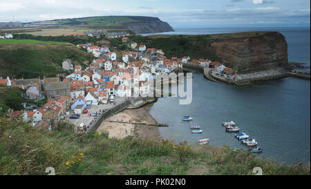 Whitby, Stathes et Robin Hood's Bay, sur la côte est, dans le Yorkshire du Nord des marines et des paysages pendant le lever du soleil. Banque D'Images