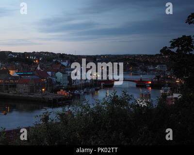 Whitby, Stathes et Robin Hood's Bay, sur la côte est, dans le Yorkshire du Nord des marines et des paysages pendant le lever du soleil. Banque D'Images