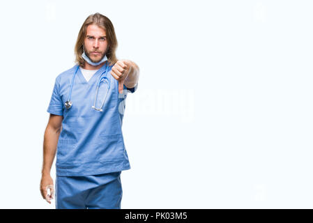 Beau jeune homme médecin aux cheveux longs sur fond isolé à la malheureuse et en colère montrant le rejet et négatif avec le geste de pouce vers le bas. B Banque D'Images