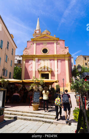 Restaurant en plein air aménagée devant l'église de Sainte-Marie, Calvi, Corse, France Banque D'Images