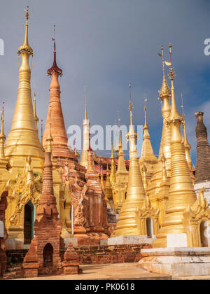 La pagode Shwe Inn Dain, au lac Inle, Myanmar Banque D'Images