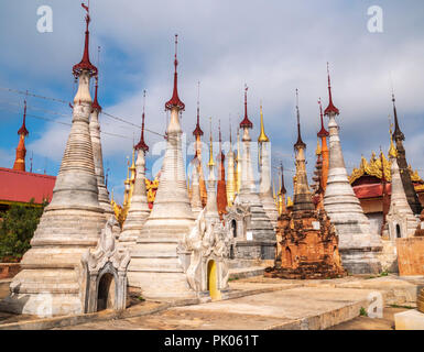 La pagode Shwe Inn Dain, au lac Inle, Myanmar Banque D'Images