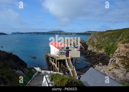 Vue de la vieille station de sauvetage à St Justinians, Côte St Davids, Pembrokeshire, Pays de Galles, Royaume-Uni Banque D'Images