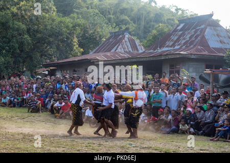 BAJAWA, INDONÉSIE - Mai 19 : personnes non identifiées se rassemblent pour regarder un match de boxe traditionnel près de Bajawa en Asie de l'est de Nusa Tenggara, en Indonésie le 19 mai 20 Banque D'Images