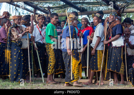 BAJAWA, INDONÉSIE - 19 MAI : hommes non identifiés se rassemblent pour un événement de boxe traditionnel près de Bajawa en Asie de l'est de Nusa Tenggara, en Indonésie le 19 mai 2017. Banque D'Images