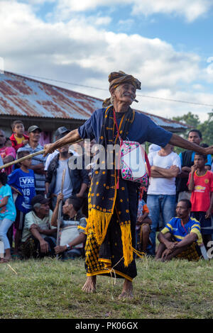 BAJAWA, INDONÉSIE - Mai 19 : personnes non identifiées se rassemblent pour une danse de la récolte et de la boxe près de Bajawa en Asie de l'est de Nusa Tenggara, en Indonésie le 19 mai 2017. Banque D'Images