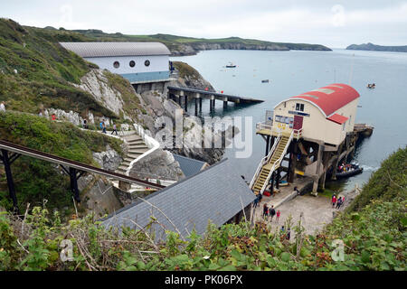 Vue de la vieille station de sauvetage, avec la nouvelle station de sauvetage derrière, au St, Justinians Côte St Davids, Pembrokeshire, Pays de Galles, Royaume-Uni Banque D'Images