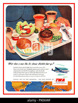 Vintage airline food annonce pour TWA Aviation 1951 Repas de restauration aérienne en vol du bac alimentaire repas " Qu'est-ce qu'un homme comme pour le dîner 20 000 pieds ?" Banque D'Images