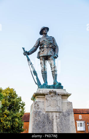 Mémorial de guerre du King's Royal Rifle corps, Winchester, statue d'un soldat Tommy dans la cathédrale de Winchester, Winchester, Hampshire, sud de l'Angleterre Banque D'Images