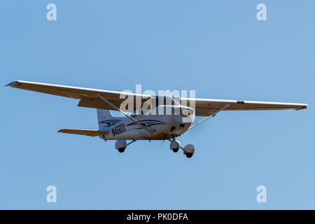 Cessna 172S (N456DX) à l'approche de Palo Alto (Aéroport) KPAO, Palo Alto, Californie, États-Unis d'Amérique Banque D'Images