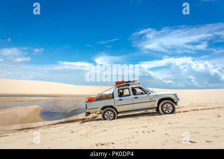 Lençois Maranhenses, Brésil - 4 mai 2018 - Groupe de personnes dans un camion 4x4 traversant les dunes de sable blanc du Parc National Lençois Maranhenses dans Braz Banque D'Images