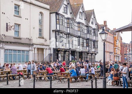 Les gens se détendre dans un pub à King Street dans la ville de Bristol, Angleterre, Royaume-Uni Banque D'Images