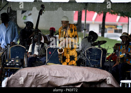 Troupe d'improvisation jazz Sun Ra Arkestra sound-Vérifications de l'avant d'une rare apparition à domicile la série de concerts d'été à University City, Philadelphie, PA, Banque D'Images