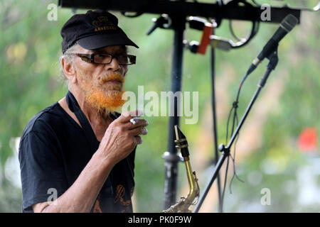 Troupe d'improvisation jazz Sun Ra Arkestra sound-Vérifications de l'avant d'une rare apparition à domicile la série de concerts d'été à University City, Philadelphie, PA, Banque D'Images