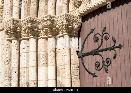 L'attache de la charnière décorative, église de Saint-Étienne, à Jargeau, Loiret, France, Europe Banque D'Images