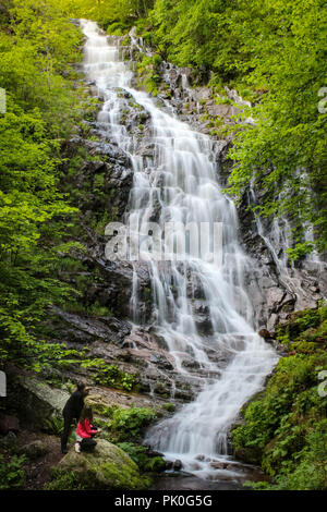 L'exposition à long shot de père et fille à la puissante à Piljski descendant en cascade de la falaise rocheuse au printemps sur la vieille montagne Banque D'Images