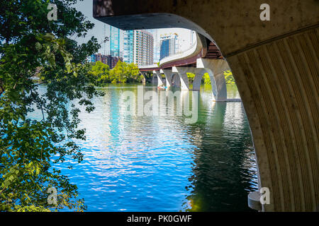 Passerelle pour piétons au-dessus du lac Ladybird Austin, Texas. Banque D'Images