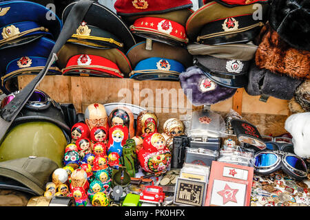 Souvenirs de la guerre froide en vente près de Checkpoint Charlie à Berlin, Allemagne Banque D'Images