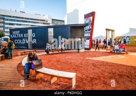 Personnes regardant photographies, informations et des morceaux du mur au Musée du Mur de Berlin près de Checkpoint Charlie à Berlin, Allemagne Banque D'Images