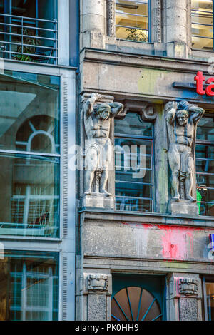 Détails architecturaux de statuts sur un vieux bâtiment dans ce qui était autrefois l'Est de Berlin, une partie intacte de l'Allemagne depuis la Seconde Guerre mondiale jusqu'à Berlin, Allemagne Banque D'Images