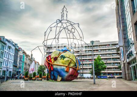 Public Art sculpture moderne dédié aux réfugiés vu à Berlin, Allemagne Banque D'Images