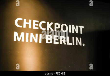 La signalisation pour Mini Checkpoint Berlin car showroom à Berlin, Allemagne Banque D'Images