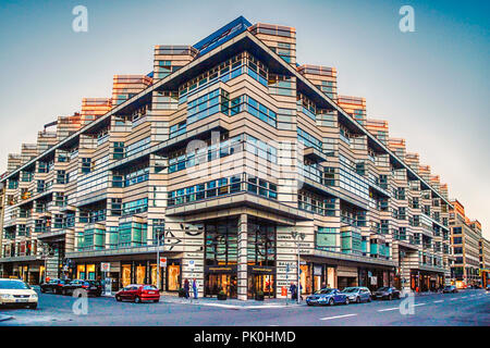 L'entreprise multi-et multifonctionnel situé dans le quartier commerçant haut de gamme au coucher du soleil sur la Friedrichstrasse à Berlin, Allemagne Banque D'Images