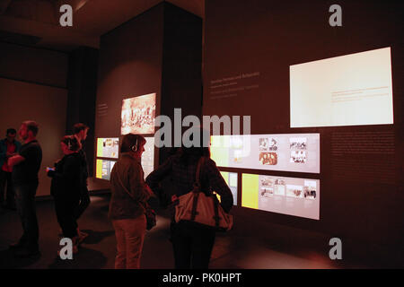 Personnes regardant l'exposition dans le métro Mémorial aux Juifs assassinés d'Europe le Cora-Berlinerstrasse à Berlin, Allemagne Banque D'Images