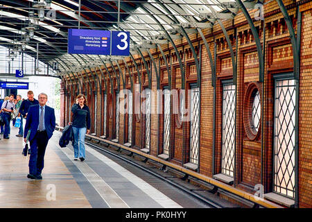 Les gens qui attendent à la gare Hackescher Markt S pour le S-Bahn à Berlin, Allemagne Banque D'Images