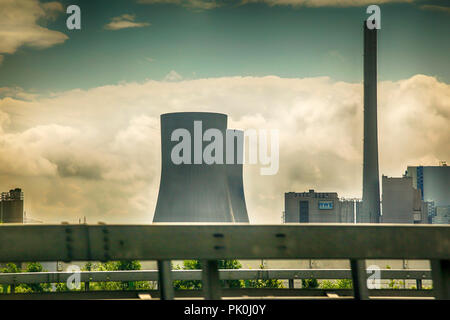 Les tours de refroidissement de centrales près de Hamm sur l'A-2 en Allemagne Banque D'Images